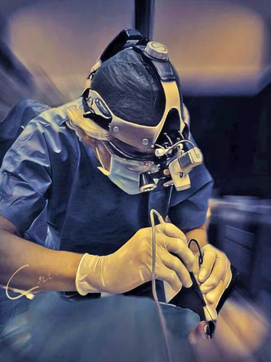 Il Dott. Antonio Trichini durante un operazione di chirurgia laser